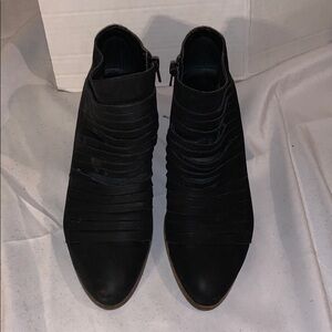 Lucky brand black leather ankle boots size -9.5M